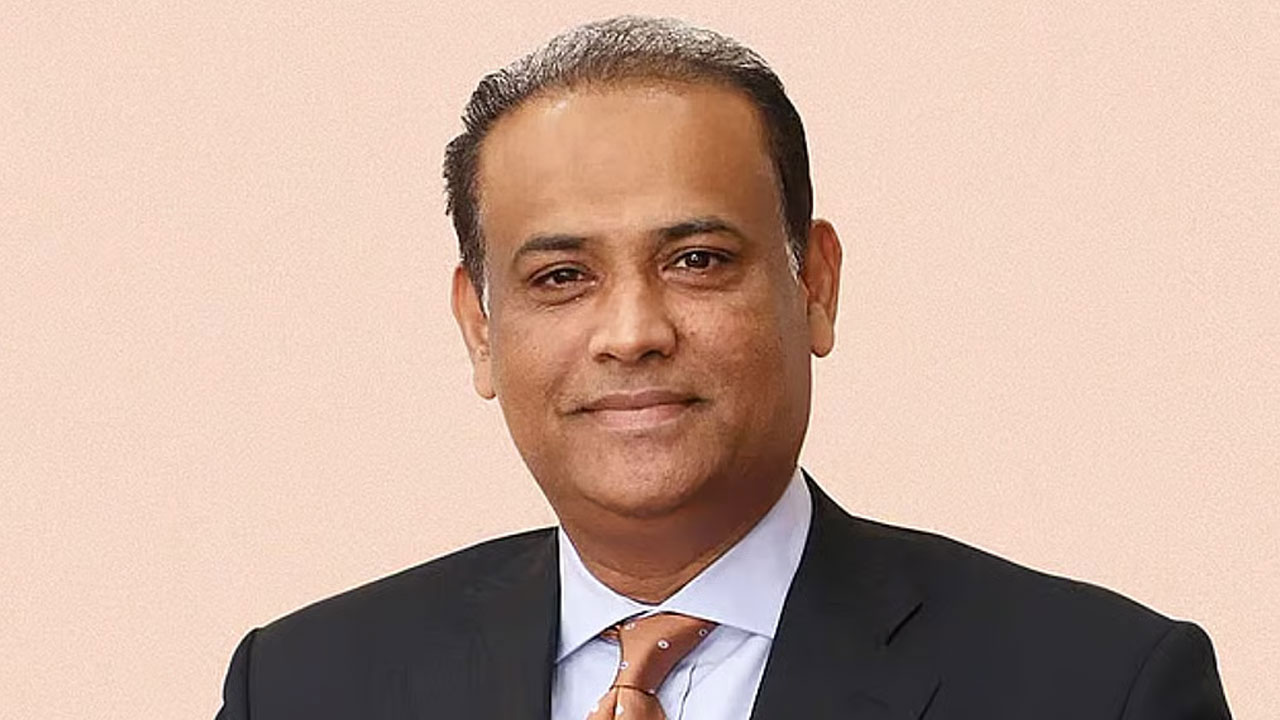 <h5>সাবেক ভূমিমন্ত্রী সাইফুজ্জামান চৌধুরী</h5> <h3>সাবেক ভূমিমন্ত্রীর চেক দিয়ে ১ কোটি ৭৬ লাখ টাকা উত্তোলন: কর্মকর্তা আটক</h3>