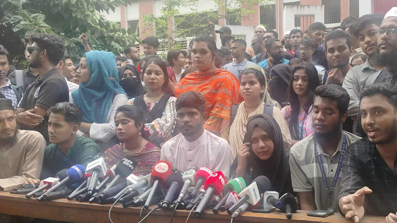 <h5>সাত কলেজ</h5> <h3>সাত কলেজকে কেন্দ্রীয় বিশ্ববিদ্যালয় না করলে কঠোর কর্মসূচির হুঁশিয়ারি</h3>