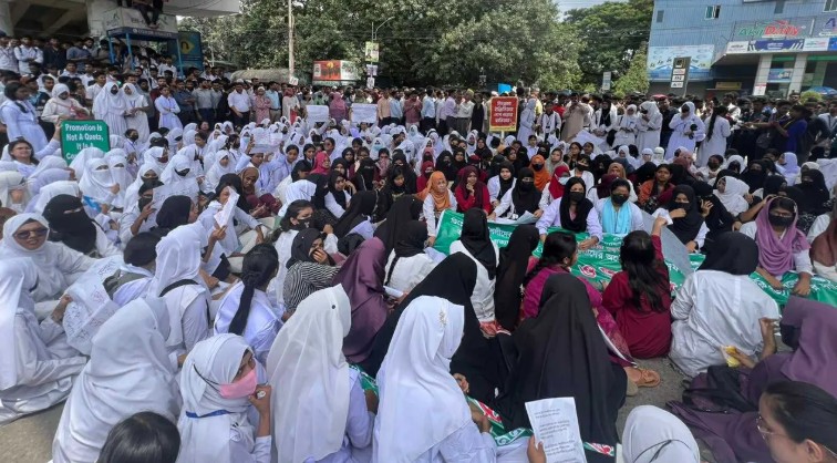 সাত দফা দাবিতে সাতরাস্তা মোড়ে কারিগরি শিক্ষার্থীদের অবরোধ