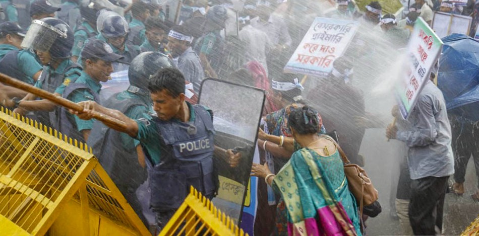 জাতীয়করণের দাবিতে বেসরকারি শিক্ষকদের মিছিল ভাঙল পুলিশ