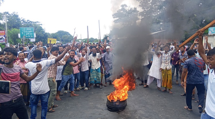 ফরিদপুরে আসন পুনর্বিন্যাসবিরোধী আন্দোলন: ভাঙ্গা উপজেলা পরিষদে আগুন, থানার গাড়ি ভাঙচুর