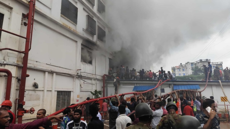 আশুলিয়ায় পোশাক কারখানায় আগুন, নিয়ন্ত্রণে ৯ ইউনিট