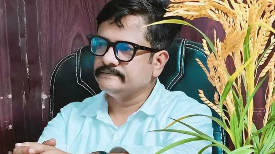 <h5>ফেসবুক লাইভে ঘোষণা, বিএনপি নেতাদের প্রতিক্রিয়া মিশ্র</h5> <h3>কিশোরগঞ্জ জেলা বিএনপি নেতা ফয়জুল করিম আওয়ামী লীগে যোগদান</h3>