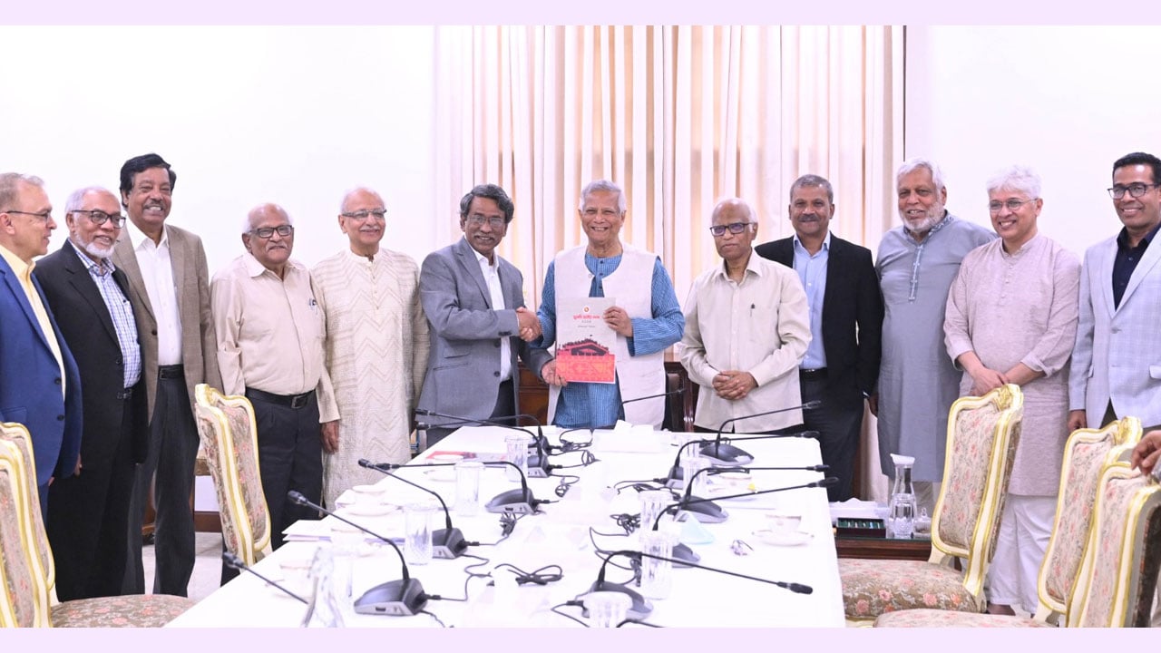 জাতীয় ঐকমত্য কমিশনের সুপারিশ প্রধান উপদেষ্টার কাছে হস্তান্তর