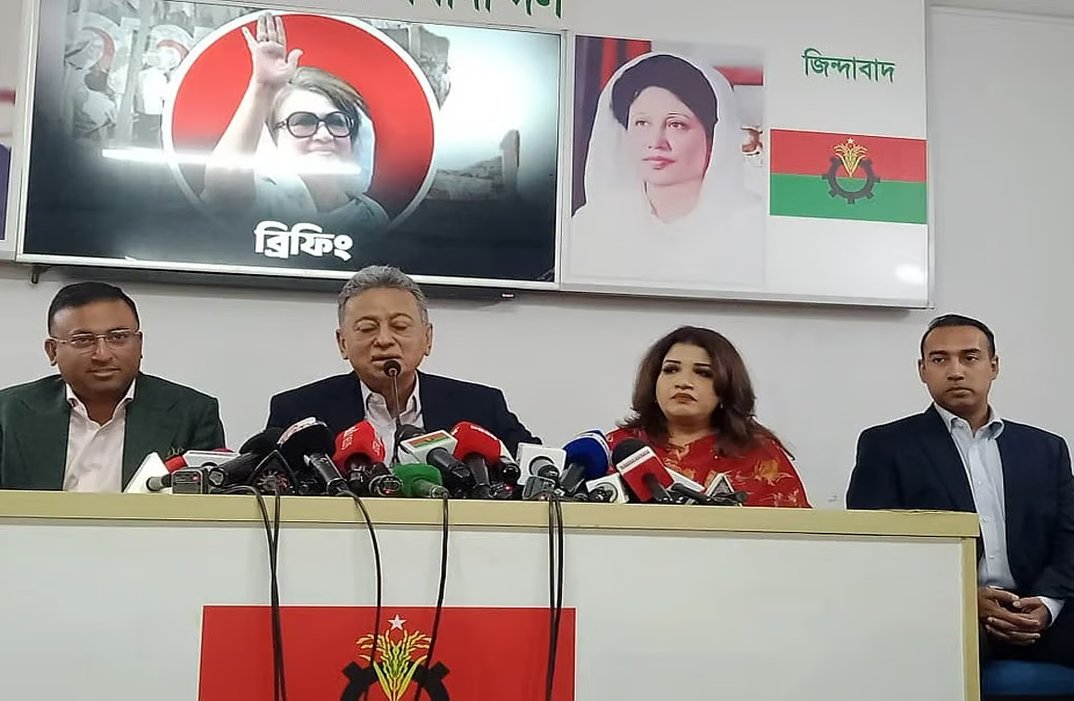 <h5>আমীর খসরু মাহমুদ চৌধুরী</h5> <h3>জাতীয় নির্বাচনের দিনেই গণভোটের দাবি</h3>