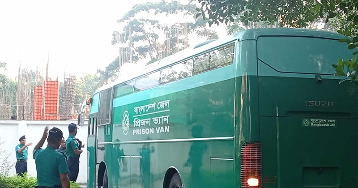 <h5>মানবতাবিরোধী অপরাধ</h5> <h3>শীতাতপ নিয়ন্ত্রিত প্রিজনভ্যানে মানবতাবিরোধী অপরাধের সেই ১৫ সেনা কর্মকর্তা</h3>