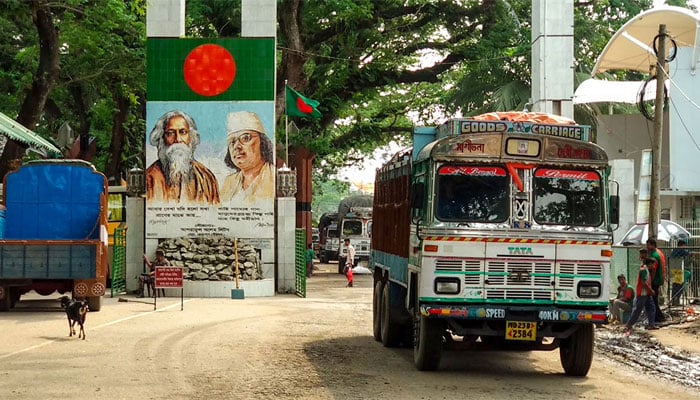<h5>বেনাপোল স্থলবন্দর</h5> <h3>পাঁচ দিন পর বেনাপোল স্থলবন্দর দিয়ে পুনরায় আমদানি-রপ্তানি শুরু</h3>