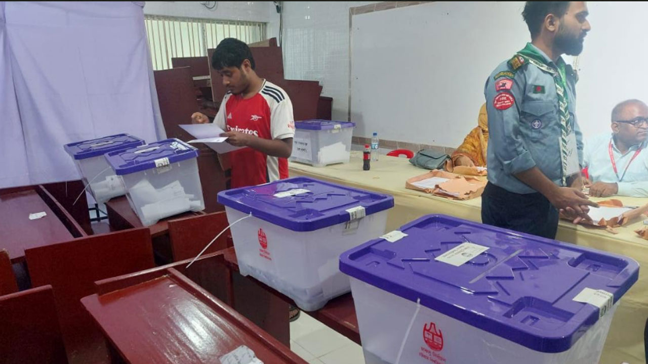 <h5>চাকসু নির্বাচন</h5> <h3>চাকসু নির্বাচনে ভোটগ্রহণ শেষ, গণনা শুরু</h3>