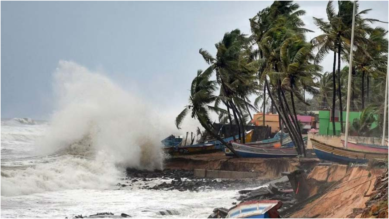 ভারতের অন্ধ্র উপকূলে ঘূর্ণিঝড় মোনথার আঘাত, একজনের মৃত্যু