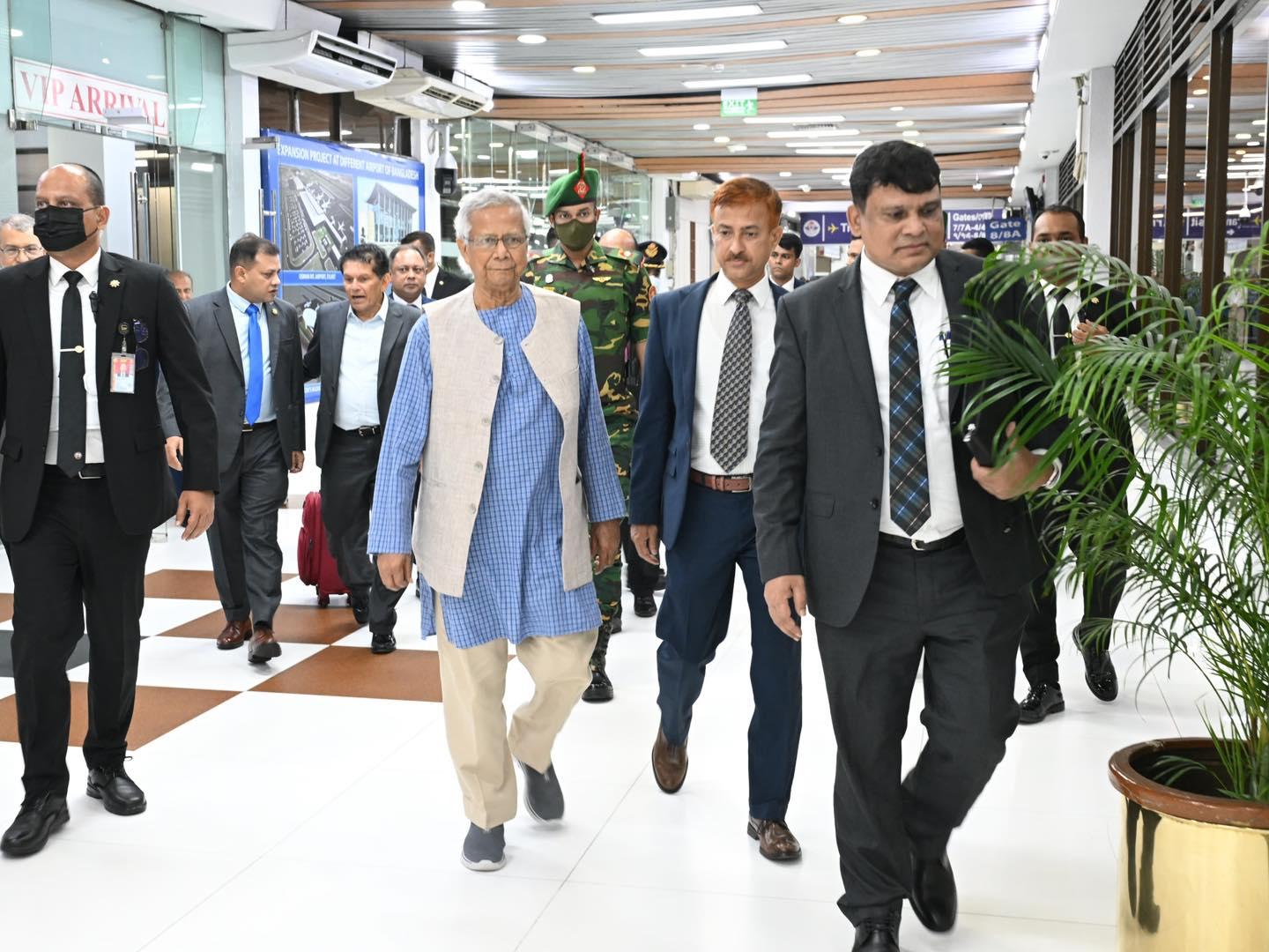 <h5>প্রধান উপদেষ্টা ড. মুহাম্মদ ইউনূস</h5> <h3>জাতিসংঘ সাধারণ পরিষদ শেষে ঢাকার পথে প্রধান উপদেষ্টা ড. মুহাম্মদ ইউনূস</h3>