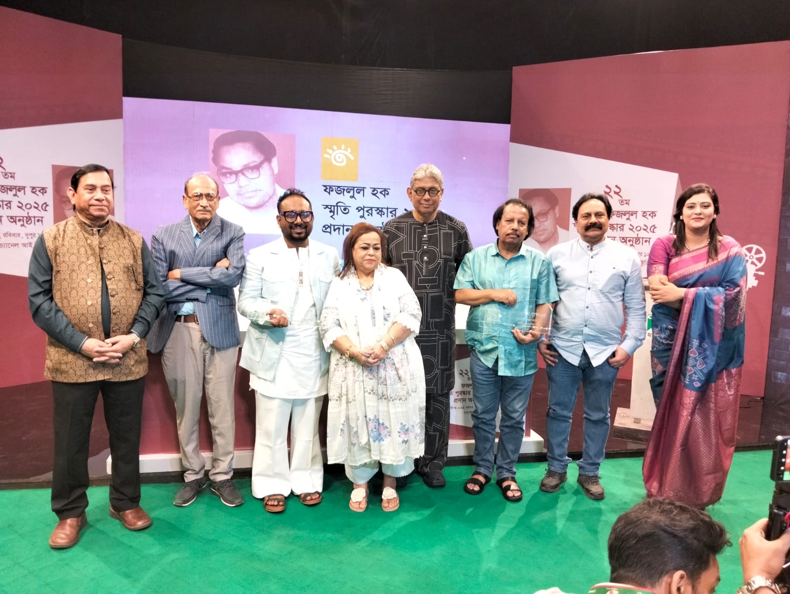 <h5>ফজলুল হক স্মৃতি পুরস্কার-২০২৫</h5> <h3>ফজলুল হক স্মৃতি পুরস্কার-২০২৫ পেলেন রায়হান রাফী ও আলিমুজ্জামান</h3>