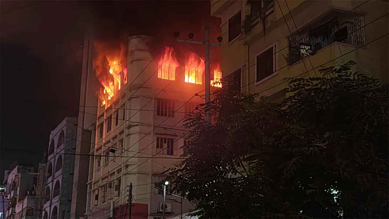 মিরপুরে কমিউনিটি সেন্টারে অগ্নিকাণ্ড, নিয়ন্ত্রণে ১০টি ইউনিট