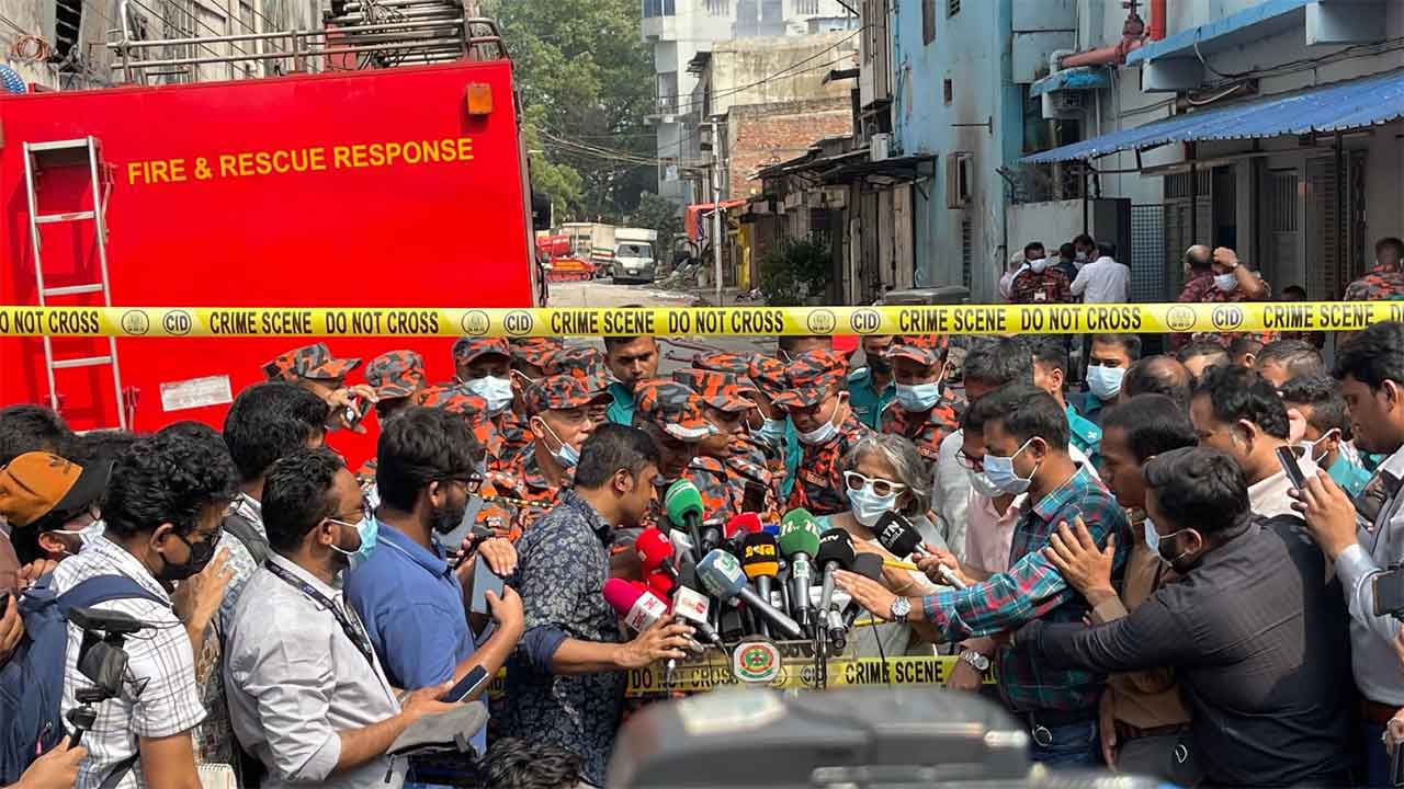 <h5>কাজী নজমুজ্জামান</h5> <h3>রূপনগরে অগ্নিকাণ্ড: আগুন সম্পূর্ণ নেভার পরই জানা যাবে মরদেহ আছে কি না ফায়ার সার্ভিস</h3>