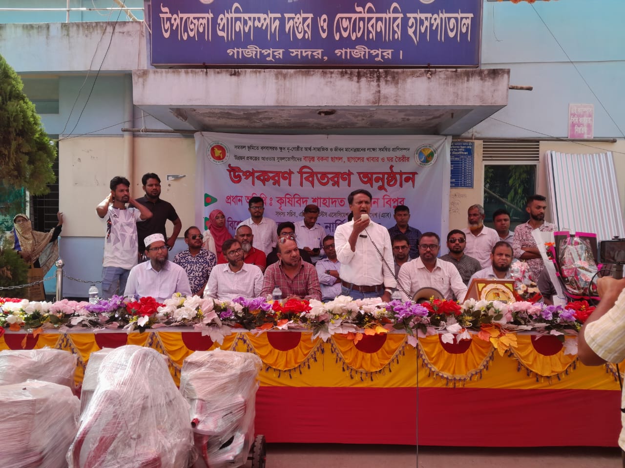 গাজীপুরে ১৫১ পরিবারের মাঝে ছাগল ও উপকরণ বিতরণ