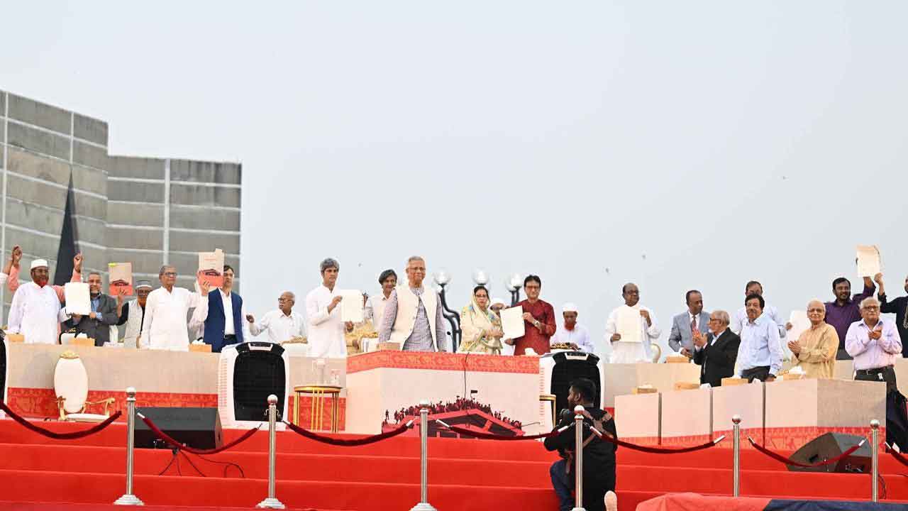 <h5>প্রধান উপদেষ্টা ড. মুহাম্মদ ইউনূস</h5> <h3>গণতন্ত্র পুনঃপ্রতিষ্ঠা ও রাষ্ট্রীয় সংস্কারের সাত দফা অঙ্গীকারে ঐতিহাসিক জুলাই সনদে স্বাক্ষর</h3>