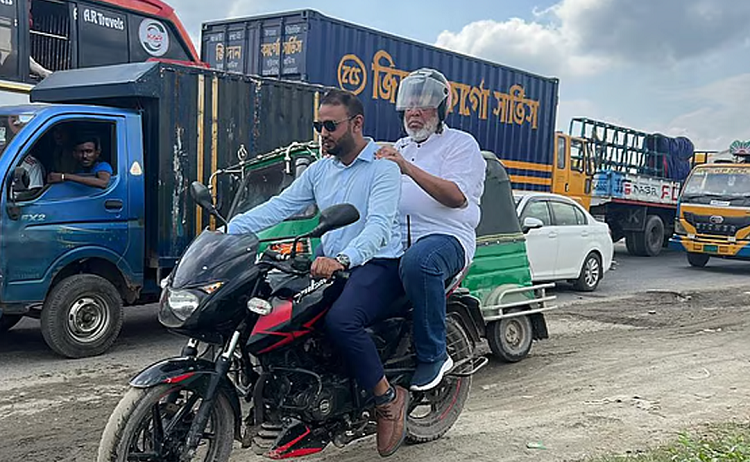 <h5>সেতু উপদেষ্টা মুহাম্মদ ফাওজুল কবির খান</h5> <h3>তীব্র যানজটে আটকে সড়ক উপদেষ্টা, শেষ পর্যন্ত মোটরসাইকেলে গন্তব্যে</h3>