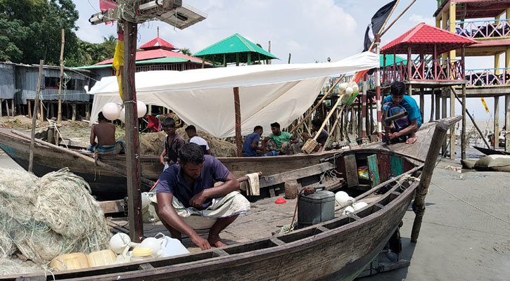 মা ইলিশ রক্ষায় ২২ দিনের নিষেধাজ্ঞা, বিপাকে দুই লাখ জেলে