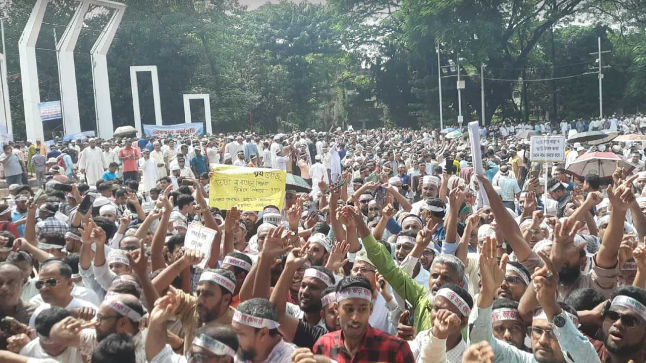 <h5>মার্চ টু সচিবালয়</h5> <h3>২০ শতাংশ বাড়িভাতা দাবিতে ‘মার্চ টু সচিবালয়’ কর্মসূচিতে শিক্ষকরা</h3>