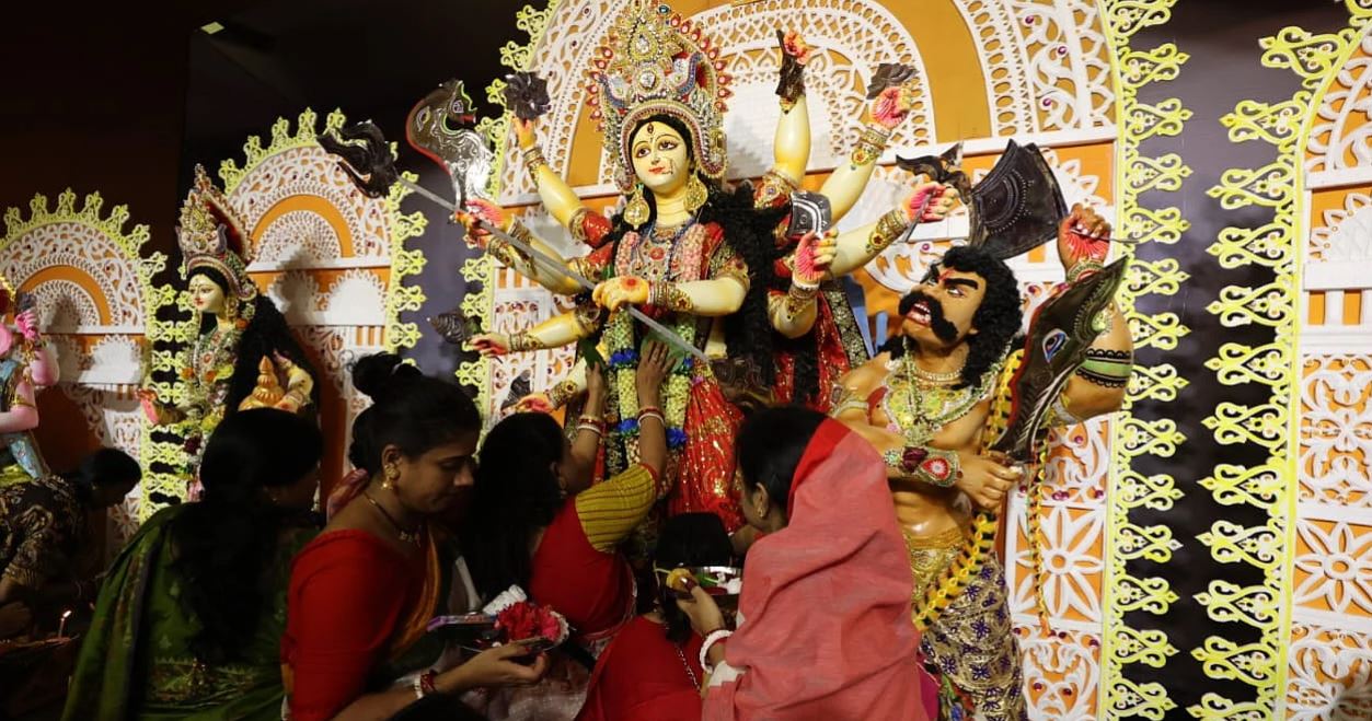 <h5>সনাতন ধর্মাবলম্বীদের সবচেয়ে বড় ধর্মীয় উৎসব দুর্গাপূজা</h5> <h3>বিজয়া দশমীতে আজ দেবী বিসর্জন</h3>