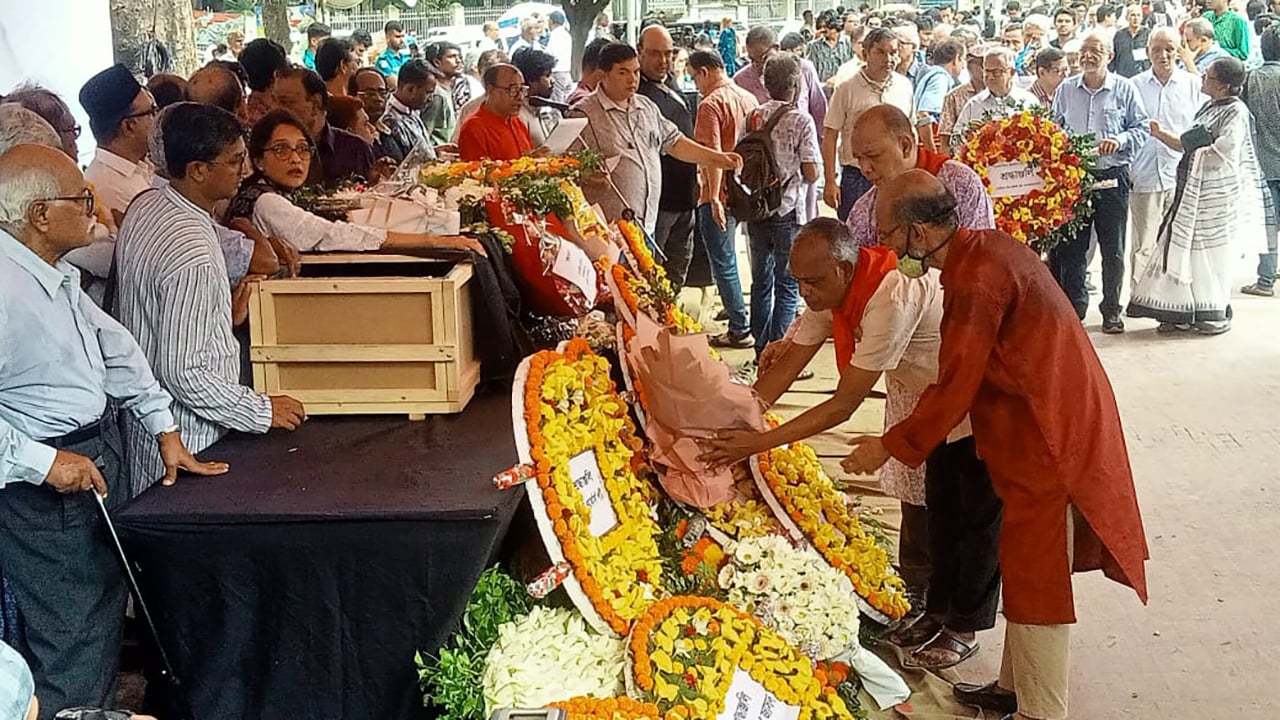 <h5>আহমদ রফিককে শেষ শ্রদ্ধা</h5> <h3>ভাষাসংগ্রামী আহমদ রফিকের কফিনে সর্বস্তরের মানুষের শ্রদ্ধা</h3>