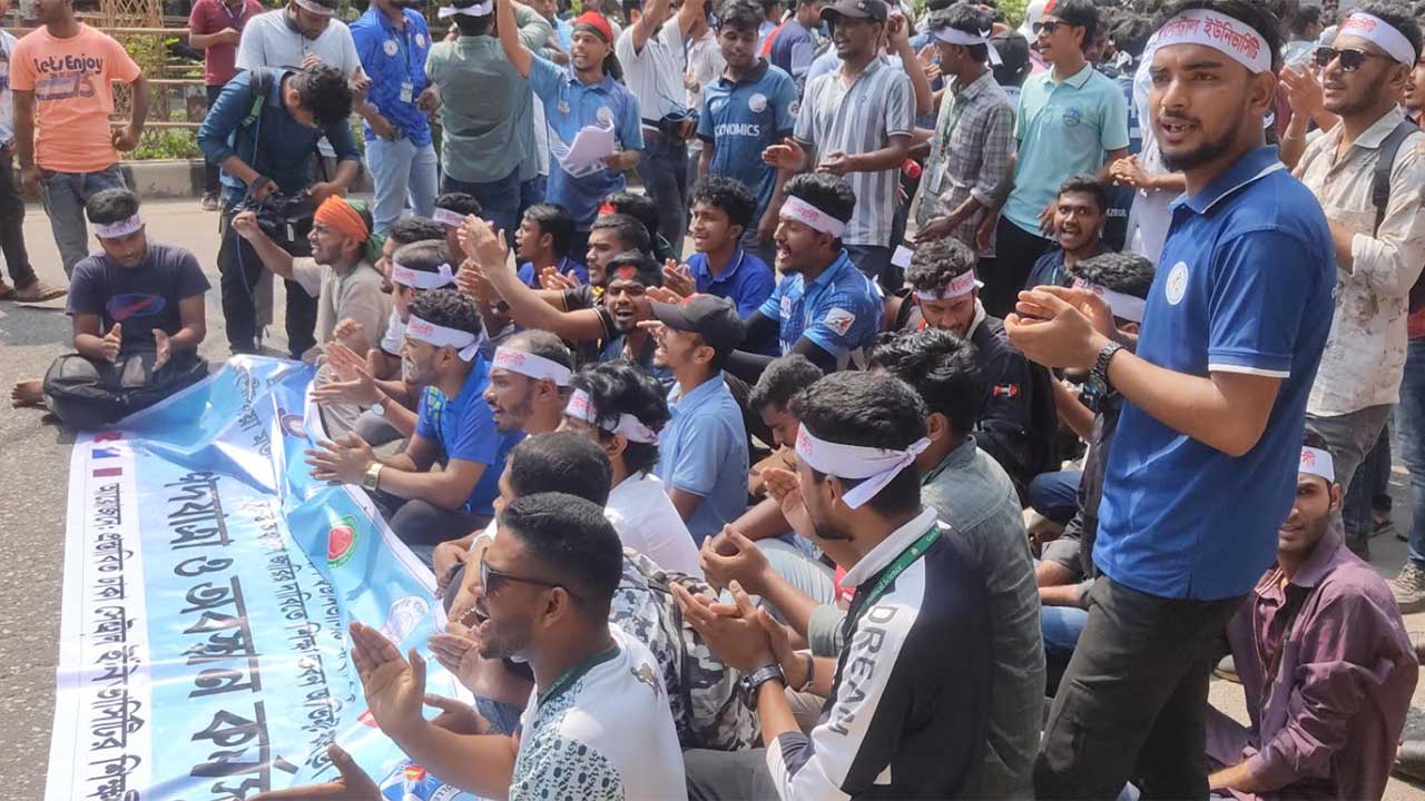 <h5>সাত কলেজ</h5> <h3>সাত কলেজ শিক্ষার্থীদের অবস্থান: অধ্যাদেশ জারির দাবি, সড়ক ছাড়বেন না</h3>