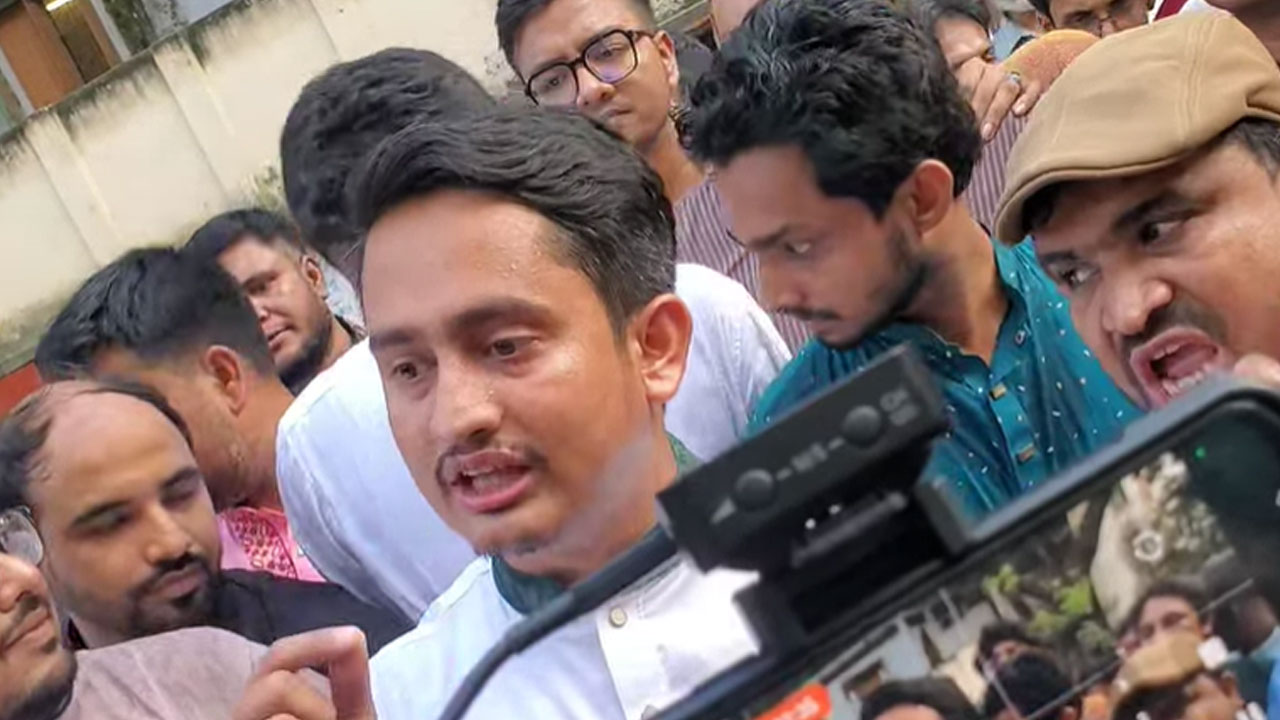 <h5>এনসিপি</h5> <h3>বগুড়ায় এনসিপি নেতা সারজিস আলমের সভাস্থলে ককটেল হামলা</h3>