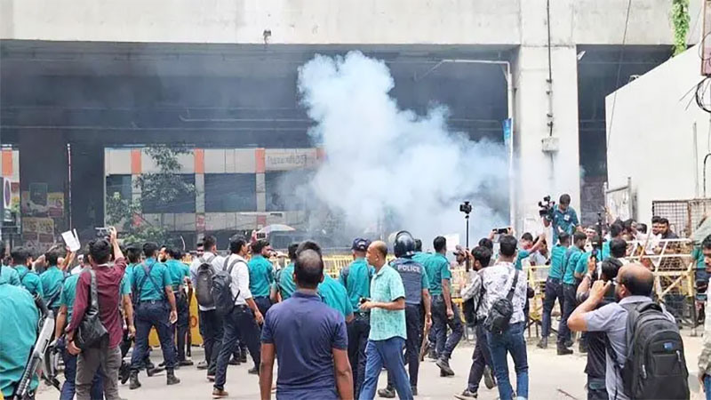 <h5>সাউন্ড গ্রেনেড নিক্ষেপ</h5> <h3>এমপিওভুক্ত শিক্ষকদের অবস্থান কর্মসূচিতে পুলিশের বাধা</h3>