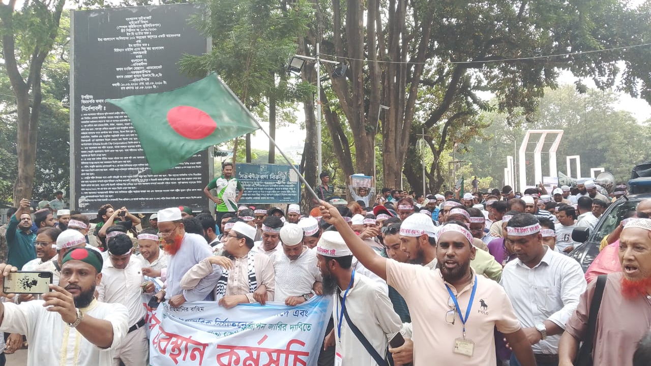 <h5>শিক্ষক-কর্মচারীরা</h5> <h3>শহীদ মিনারে নবম দিনের মতো অনশন কর্মসূচিতে এমপিওভুক্ত শিক্ষক-কর্মচারীরা</h3>