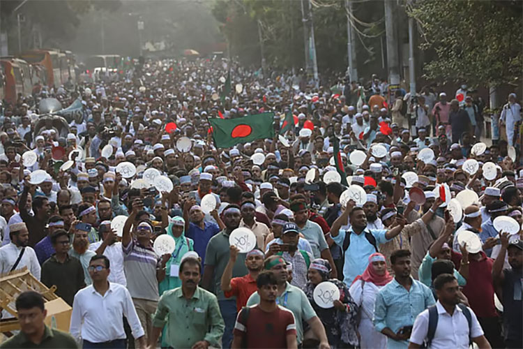 <h5>পুলিশের বাধা</h5> <h3>খালি প্লেট হাতে ভুখামিছিল, এমপিওভুক্ত শিক্ষক-কর্মচারীদের আন্দোলন অব্যাহত</h3>