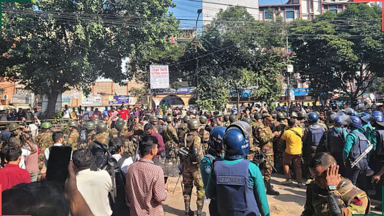 ধানমন্ডি ৩২-এ বুলডোজার নিয়ে ঢোকার চেষ্টা: পুলিশ ও সেনার লাঠিচার্জে বিক্ষোভকারীদের ছত্রভঙ্গ
