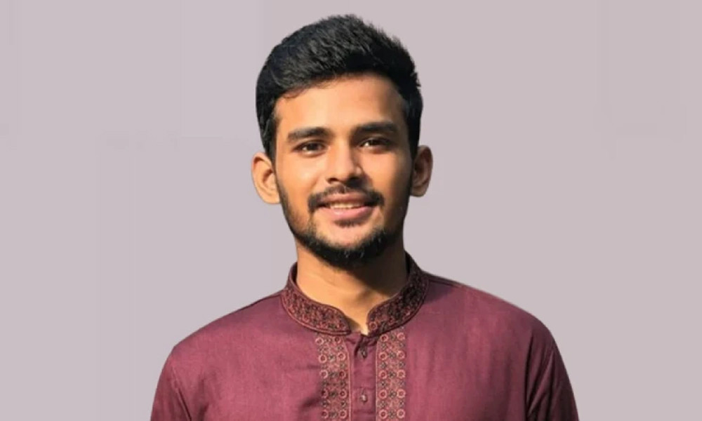 ঢাকা-১০ আসনের ভোটার হতে নির্বাচন অফিসে আসিফ মাহমুদ