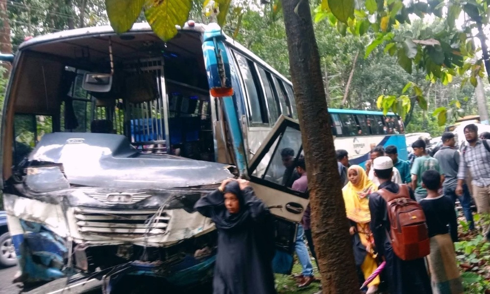 চকরিয়ায় বাস-মাইক্রোবাস সংঘর্ষে ৫ পর্যটক নিহত