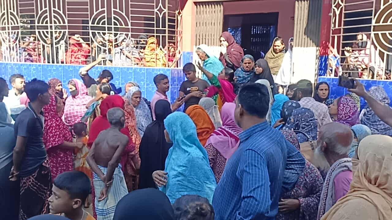 কুমিল্লায় মাদক ব্যবসায়ে বাঁধা দেয়ায় মা ও ছোট ভাইকে কুপিয়ে হত্যা