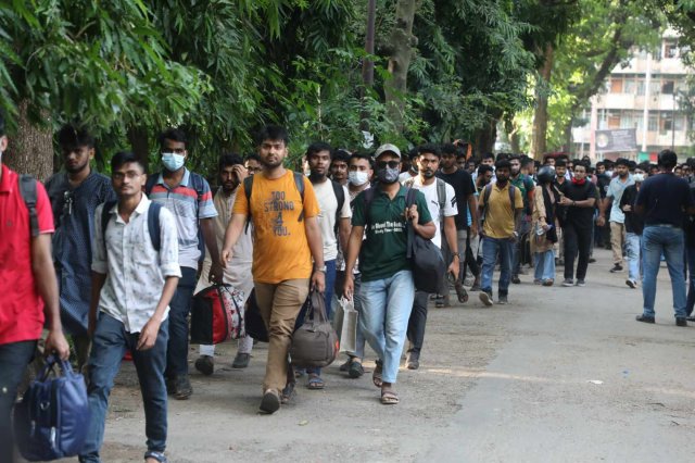 হল ছাড়ছেন ঢাবি শিক্ষার্থীরা