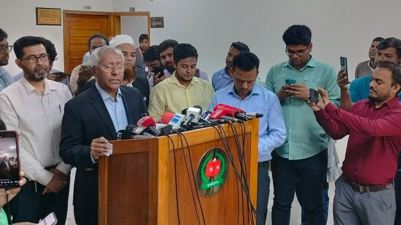 <h5>ইসি সচিব</h5> <h3>ইসির নিবন্ধন পাচ্ছে তিন দল</h3>