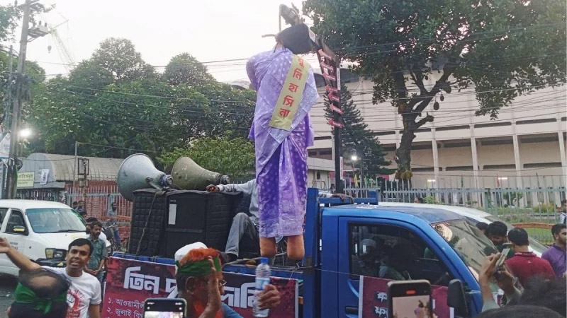 শাহবাগে শেখ হাসিনার প্রতীকী ফাঁসি মঞ্চায়ন