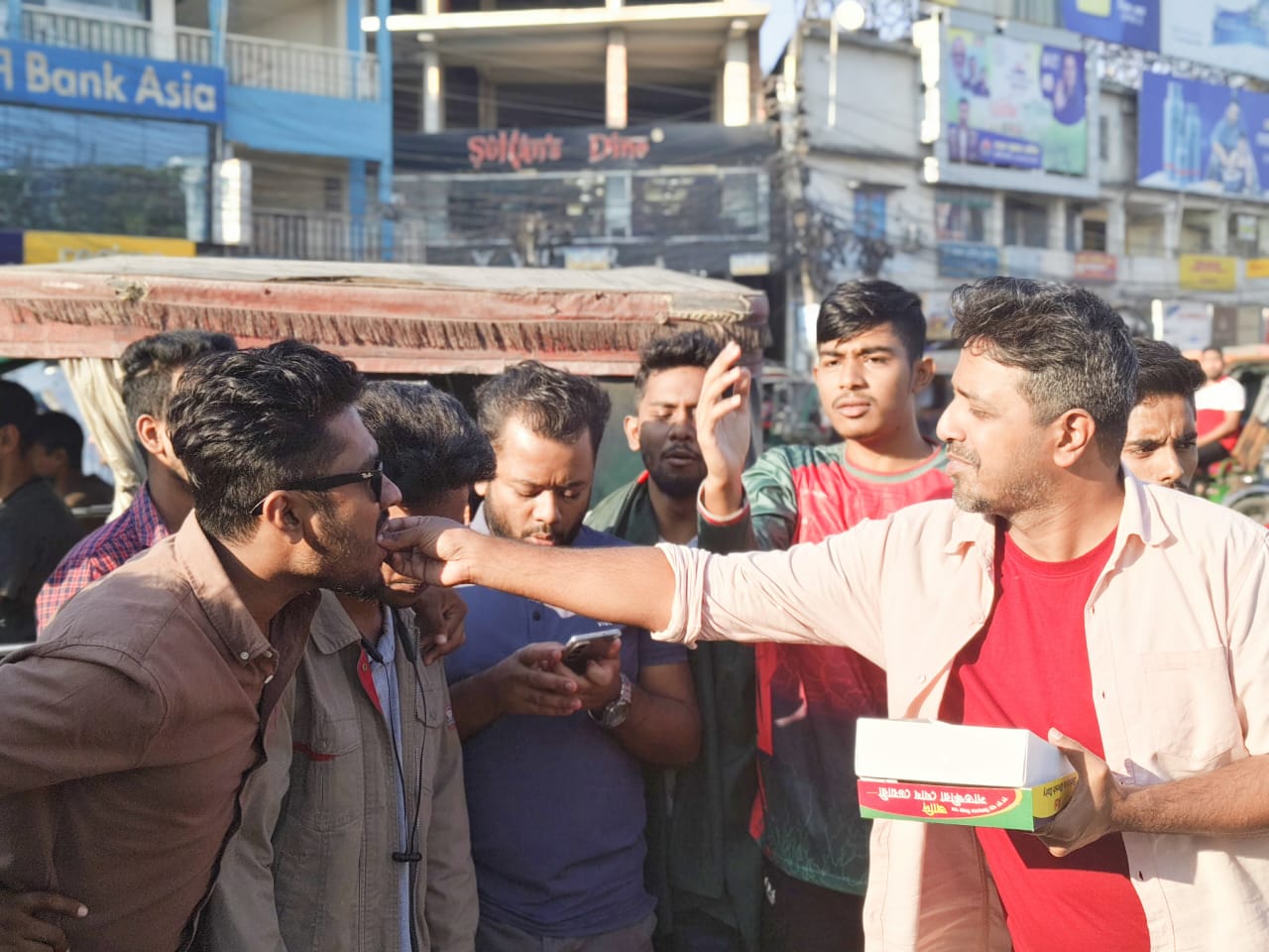 শেখ হাসিনার ফাঁসির রায়ে খুলনায় মিস্টি বিতরণ ও জুতা নিক্ষেপ : শেখ বাড়ি ভাঙচুর-অগ্নিসংযোগ