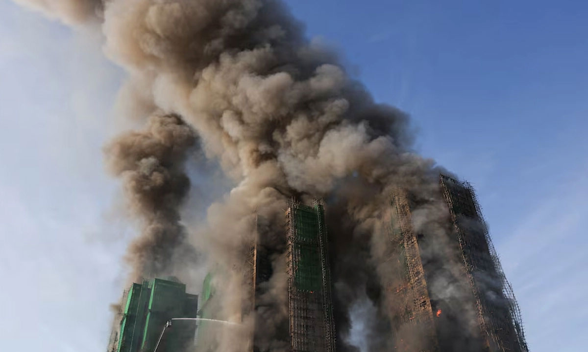 হংকংয়ে বহুতল আবাসিক ভবনে আগুন: মৃত্যু বেড়ে ৫৫, নিখোঁজ ২৭৯