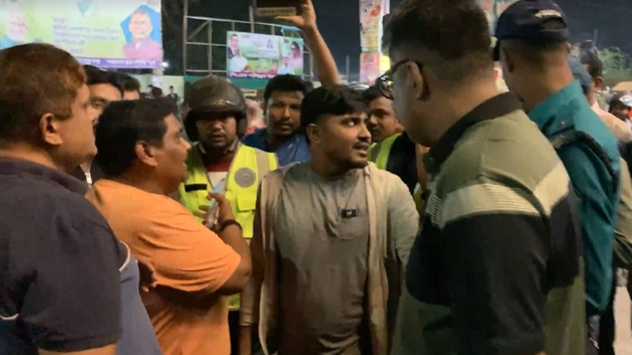 <h5>এনসিপি অফিসে হামলা</h5> <h3>খুলনায় যুবলীগ-ছাত্রলীগের ঝটিকা মিছিল, আটক ৫</h3>