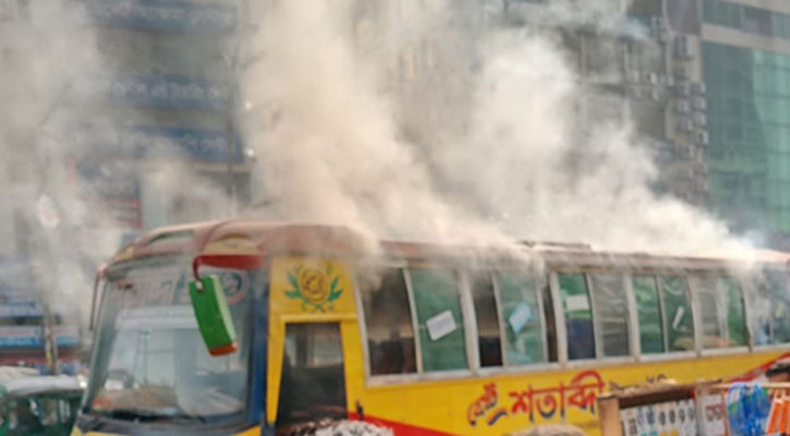 মিরপুরে শতাব্দী পরিবহনের বাসে আগুন