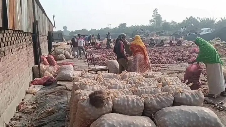 বাংলাদেশ সীমান্তে পচছে ৩০ হাজার টন ভারতীয় পেঁয়াজ