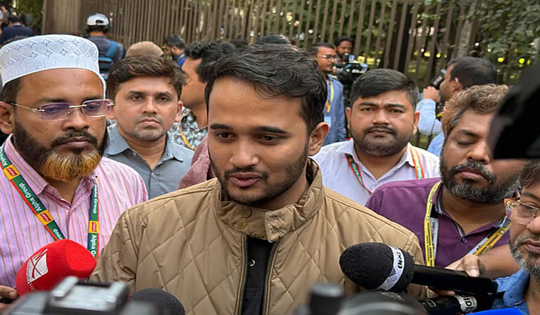 ট্রাইব্যুনাল চত্বরে হাজির শহীদ মুগ্ধর ভাই, ডাকসু ভিপি ও জুলাই আহতরা