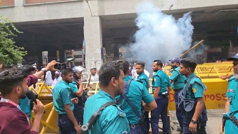 শিক্ষক পদযাত্রায় পুলিশের বাধা, সাউন্ড গ্রেনেড নিক্ষেপ