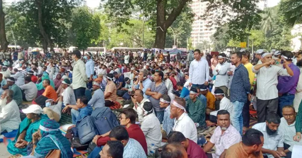 শিক্ষকদের অনির্দিষ্টকালের কর্মবিরতি, ক্লাসের বাইরে প্রাথমিকের ১ কোটি শিক্ষার্থী