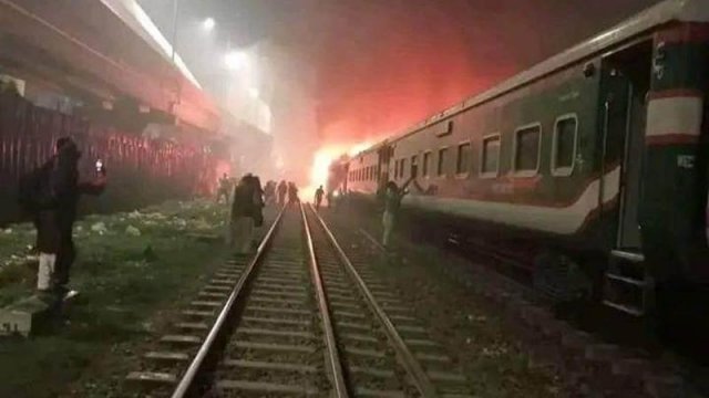 <h5>রাজধানীতে বহুমাত্রিক অগ্নিসংযোগ ও ককটেল বিস্ফোরণ</h5> <h3>তেজগাঁও স্টেশনে ট্রেনের বগিতে আগুন, আটক ২</h3>