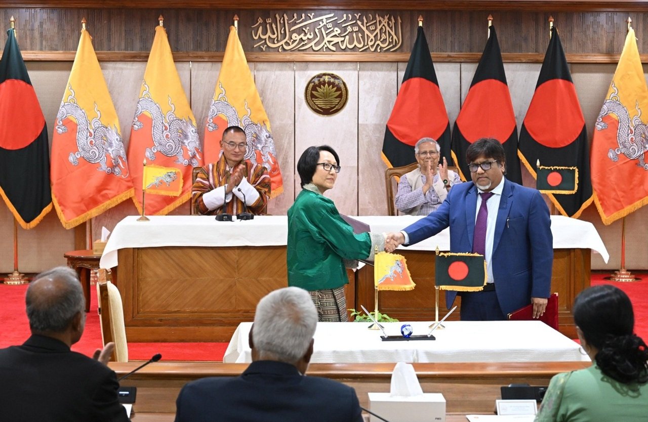 <h5>প্রধান উপদেষ্টার সঙ্গে ভুটানের প্রধানমন্ত্রীর বৈঠক</h5> <h3>বাংলাদেশ ও ভুটানের মধ্যে দুই সমঝোতা স্মারক স্বাক্ষর</h3>