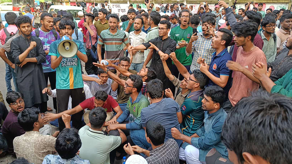 ঢাবি উপাচার্যের কার্যালয় ঘেরাও করে বিক্ষোভ