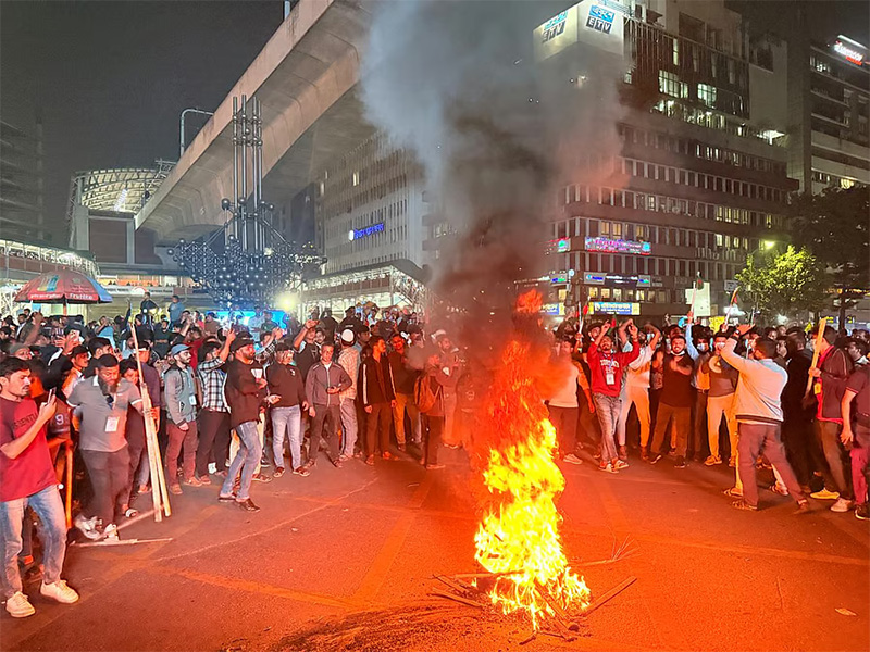 কারওয়ানবাজারে মোবাইল ব্যবসায়ীদের অবরোধে স্থবির যান চলাচল