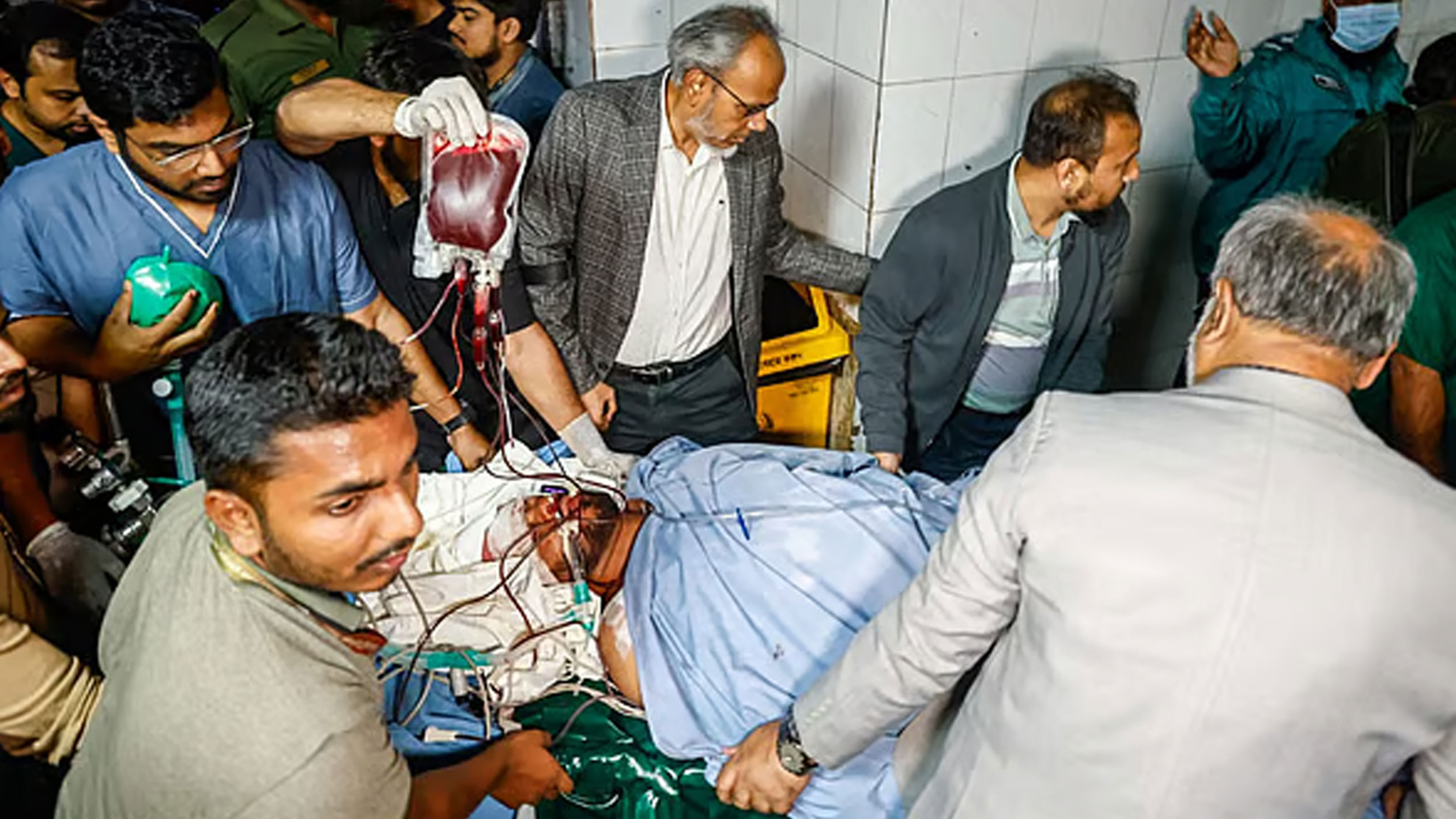 গুলিবিদ্ধ ওসমান হাদিকে এভারকেয়ারে নেয়া হচ্ছে