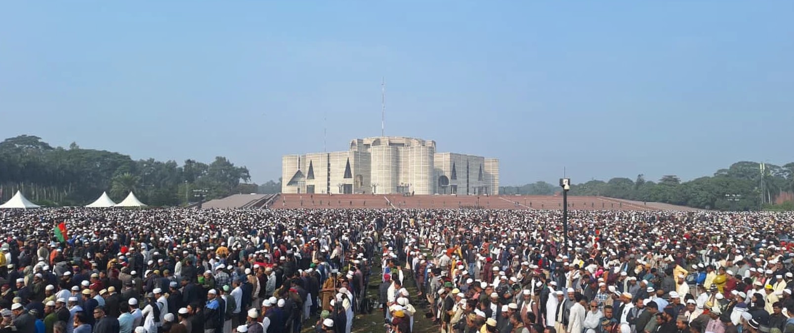 খালেদা জিয়ার জানাজায় ভিড়ের চাপে একজনের মৃত্যু